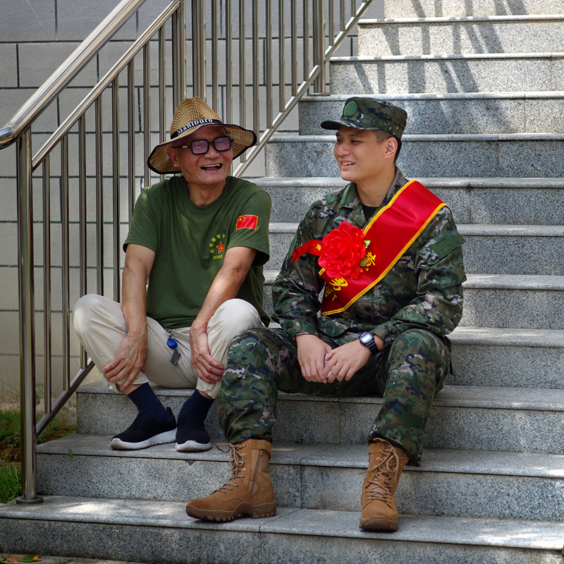 09《矢志军营 爷孙接力》黄海珊 13971785091.jpg