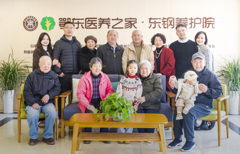 3.马爹爹和魏奶奶一家人（右边抱孩子的两位）.jpg