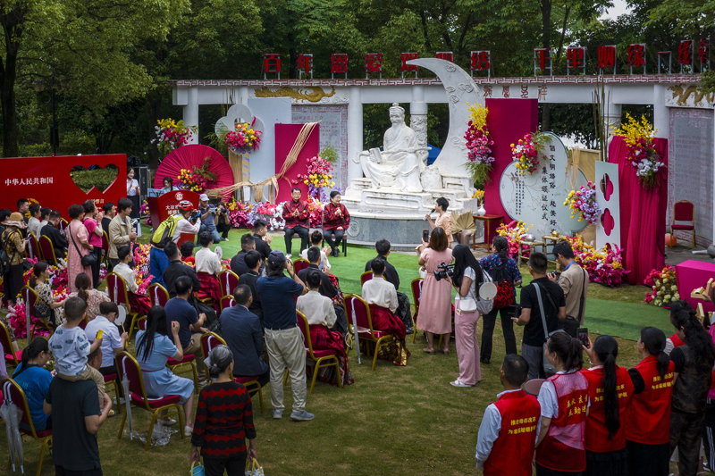 28《弘扬婚俗好风尚》明青松 13872120368.jpg